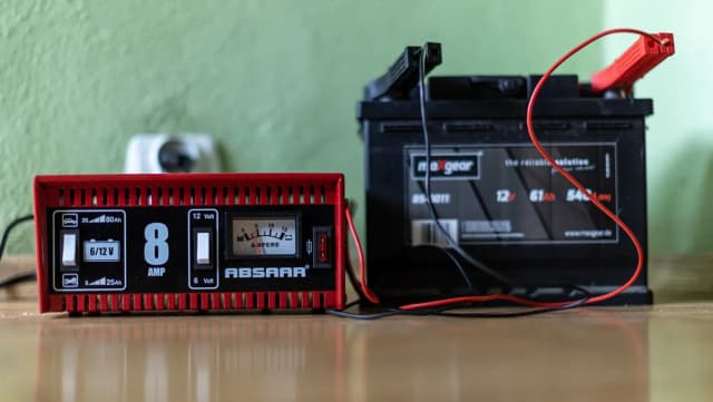 Jak oszukac prostownik automatyczny i naładować rozładowany akumulator Jak oszukac prostownik automatyczny i naładować rozładowany akumulator
