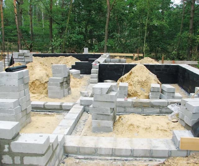 Czym malować ściany fundamentowe, aby uniknąć kosztownych błędów? Czym malować ściany fundamentowe, aby uniknąć kosztownych błędów?